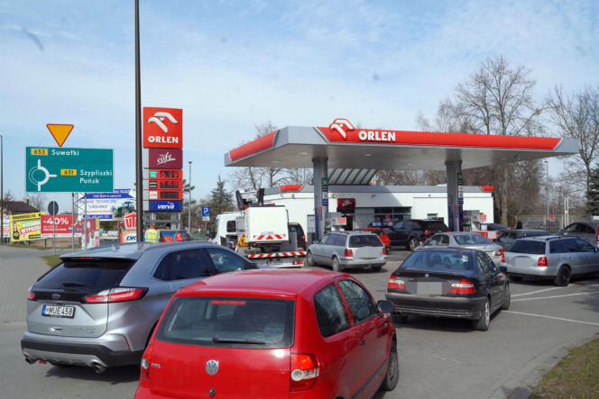 Litwini masowo tankują w Polsce. Kolejki na stacjach w Sejnach