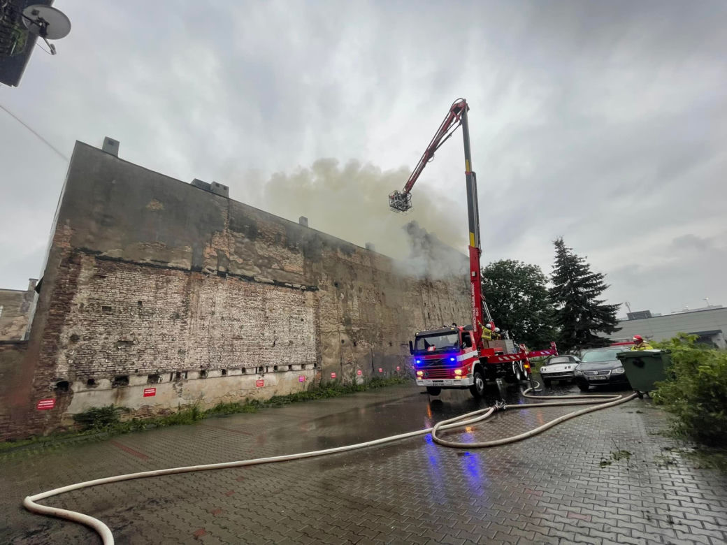 Gigantyczny pożar w Będzinie. Ogień bucha na kilka metrów!