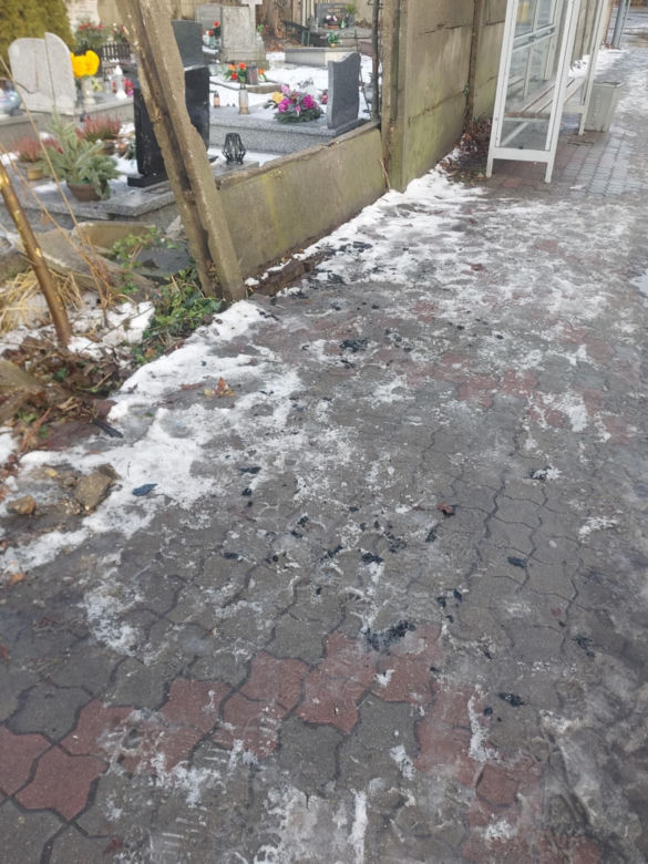 Zniszczone ogrodzenie cmentarza w Tarnowskich Górach
