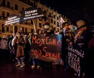 Nie mów mi, co mam robić. Protest kobiet w Krakowie [GALERIA ZDJĘĆ, AUDIO]