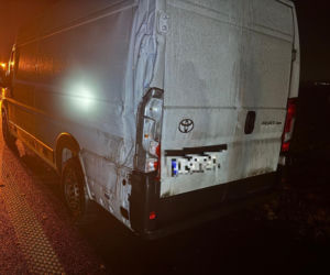 Wypadek na S5 koło Leszna. Ciężarówka z tytoniem wpadła do rowu