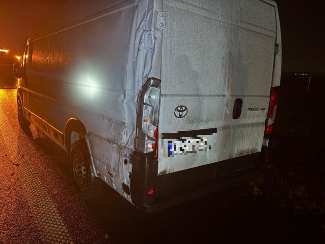 Wypadek na S5 koło Leszna. Ciężarówka z tytoniem wpadła do rowu