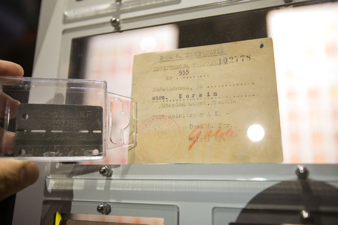 "Strzelec Korwin był wśród legitymacji niezidentyfikowanych. Ale okazało się, że Muzeum Powstania ma nieśmiertelnik nadawany każdemu powstańcowi w obozie, o tym samym numerze