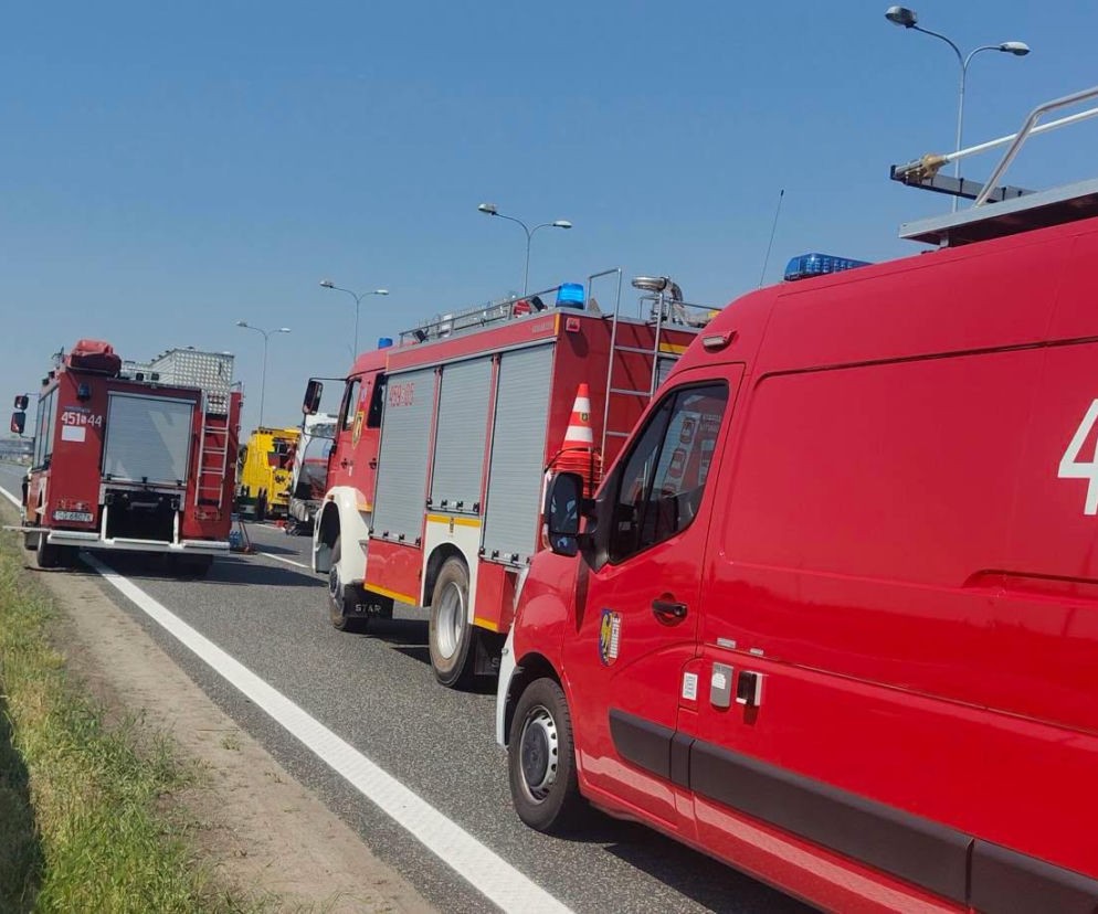 Trzy czerwone wozy strażackie stoją na pasie awaryjnym autostrady A4. O wypadku pod Wrocławiem czytaj w SE Wrocław.