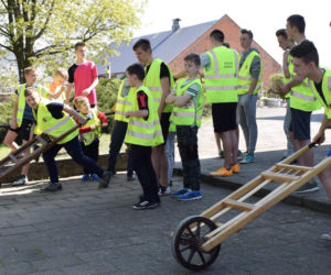 W Bukówcu Górnym „lotają z klekotami”. Głośna tradycja przed Wielkanocą