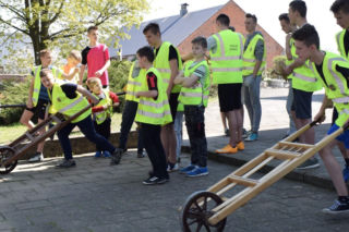 W Bukówcu Górnym „lotają z klekotami”. Głośna tradycja, gdy nie biją kościelne dzwony [FILM]