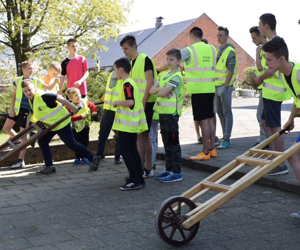 W Bukówcu Górnym „lotają z klekotami”. Głośna tradycja przed Wielkanocą