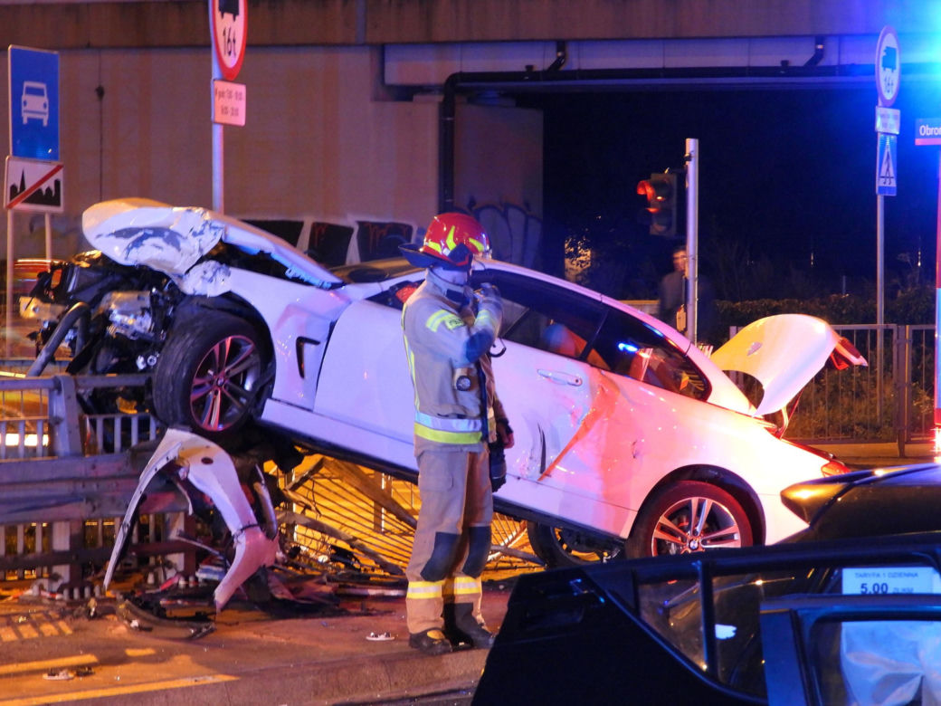 Dramatyczny wypadek na S8. BMW wylądowało na barierze