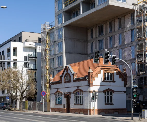 Wiszące apartamenty - dosłownie! Są nad 120-letnim budynkiem