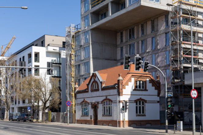 Blok z dziurą na dom. Oto najbardziej kontrowersyjna budowa w Polsce? Kapitanat Garbary w Poznaniu
