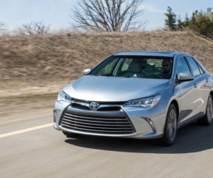Toyota Camry 2015 w nowym odważnym stylu