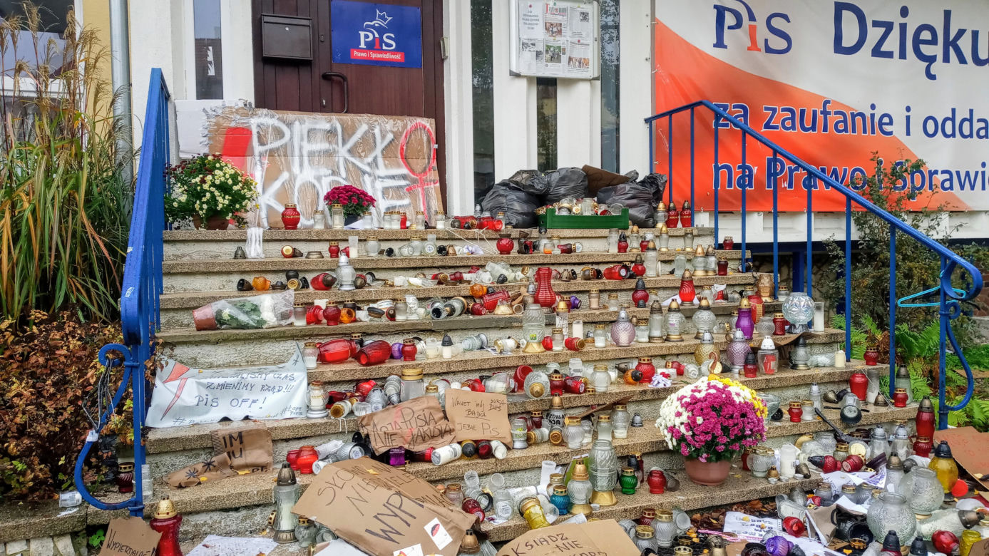 Chryzantemy i znicze pod siedzibą PiS w Szczecinie