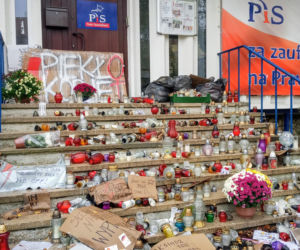 Chryzantemy i znicze pod siedzibą PiS w Szczecinie