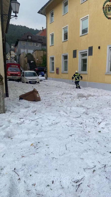 Szokująca anomalia w Niemczech! Grad zasypał miasto, ulice białe