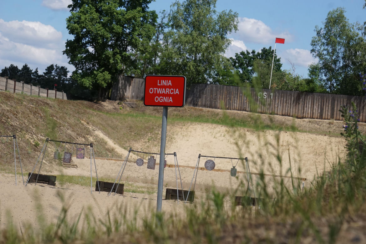 Piknik strzelecki w Bydgoszczy. Tłumy miłośników broni na strzelnicy garnizonowej [ZDJĘCIA]