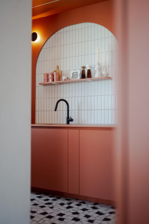 Nail Polish Inspired Interior: Hybryda mieszkania i studia fotograficznego na 63 metrach