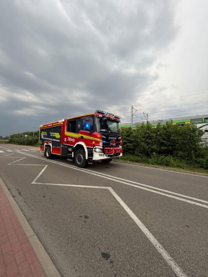 Strażacy z OSP Broszków pomagali w ewakuacji pasażerów z pociągu, który zatrzymał się w dużej odległości od peronu