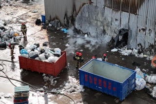 Groźny pożar na Targówku. Trwa akcja gaśnicza