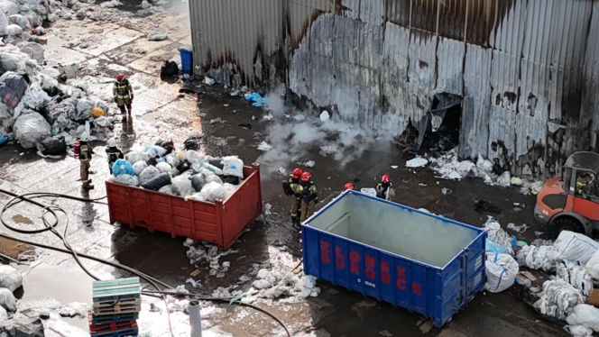 Groźny pożar na Targówku. Trwa akcja gaśnicza