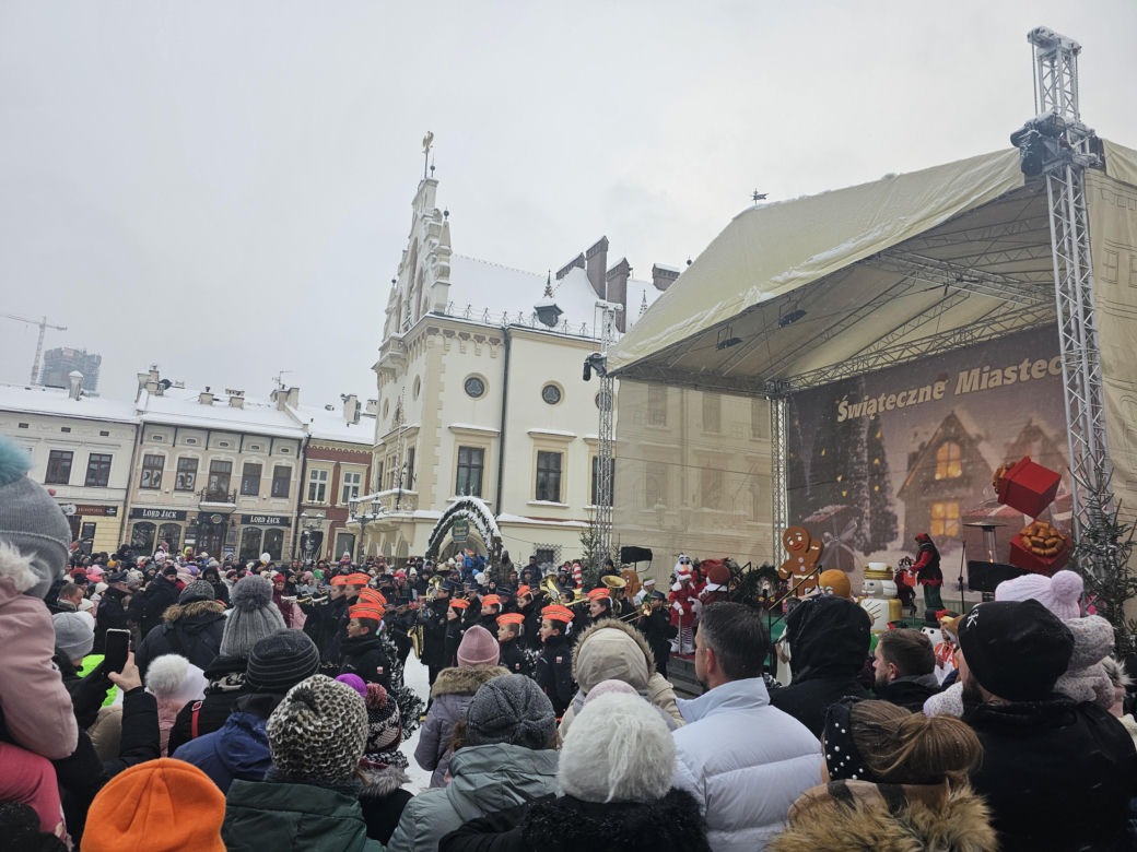 Jarmark Bożonarodzeniowy w Rzeszowie. Parada św. Mikołaj 2023 