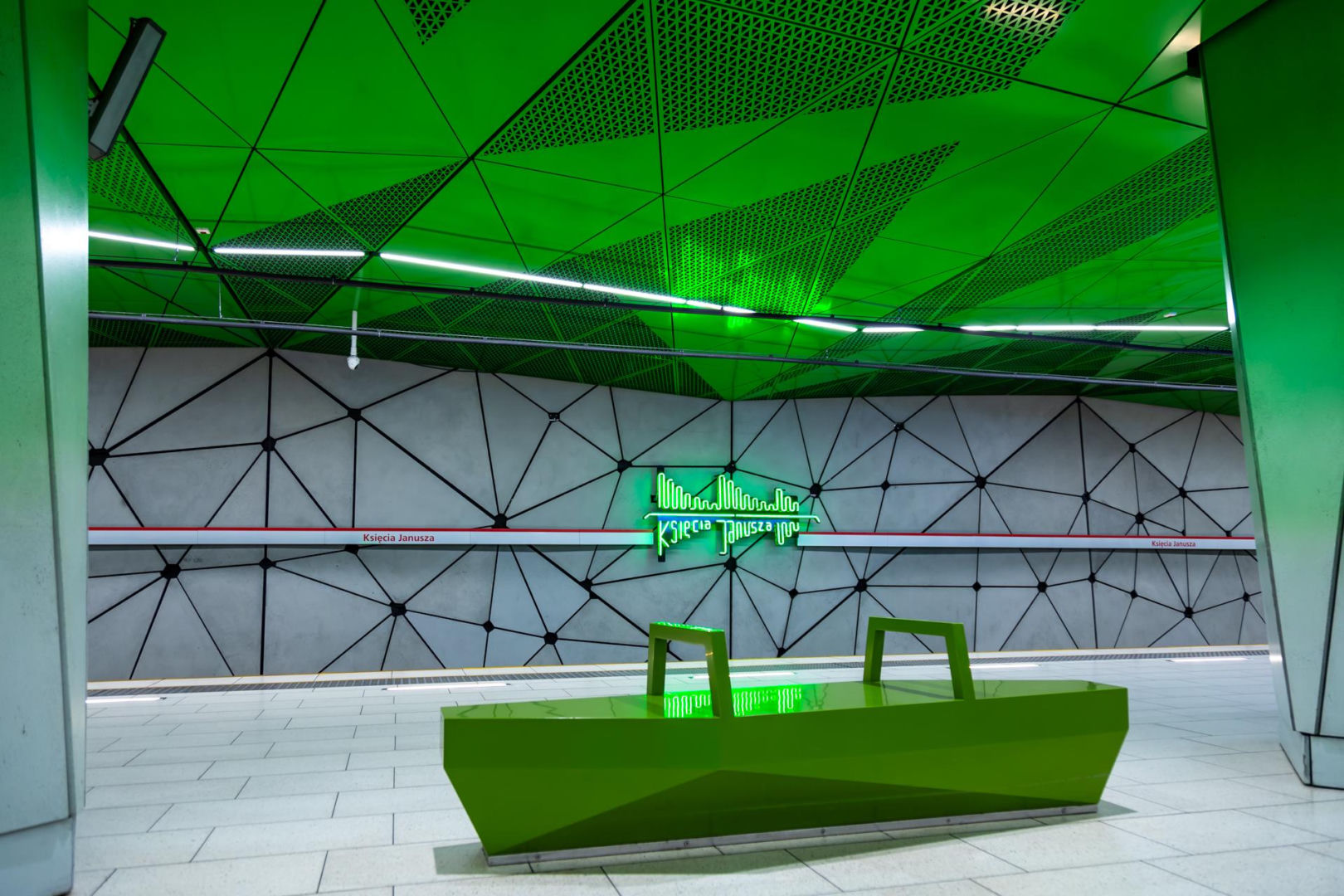 Ławki z podłokietnikami w metrze warszawskim