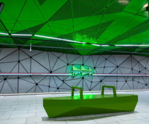 Ławki z podłokietnikami w metrze warszawskim