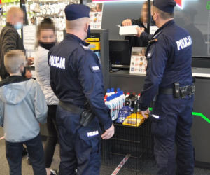 Maseczka albo mandat! W sobotę policjanci sprawdzali w lubelskich hipermarketach, czy stosujemy się do obostrzeń sanitarnych