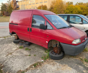 Wraki pojazdów znikają z krakowskich ulic. Strażnicy mają pełne ręce roboty 