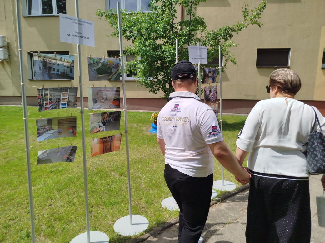 Przez lata ŚDS w Siedlcach działał w dwóch lokalizacjach, teraz już oficjalnie funkcjonuje w jednym miejscu, w budynkach dostosowanych do potrzeb osób z niepełnosprawnościami. 
