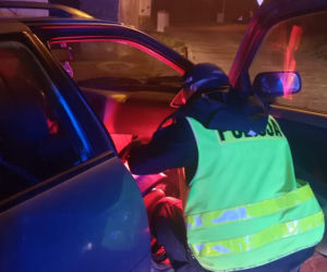 Pijany mężczyzna usiadł za kierownice kradzionego auta i staranował budynek