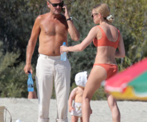 Kasia Tusk w bikini na plaży z rodziną