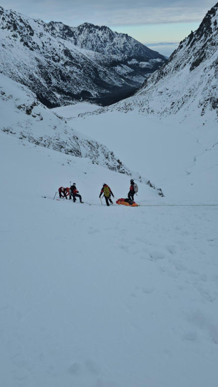 Wypadek w Tatrach! Snowboardzista ranny na Rysach, dramatyczna akcja TOPR