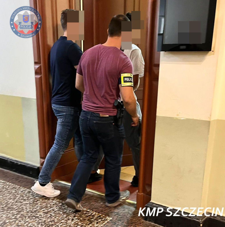 Przyjechali z Niemiec z fałszywymi dolarami. Chcieli je sprzedać w kantorze