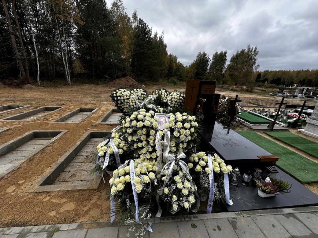 Pożegnał żonę, ale nie potrafił odejść. Przejmujący widok na grobie Darii. "Nie otrzymałem pomocy psychologicznej"