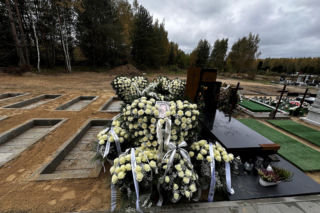 Pożegnał żonę, ale nie potrafił odejść. Przejmujący widok na grobie Darii. Nie otrzymałem pomocy psychologicznej