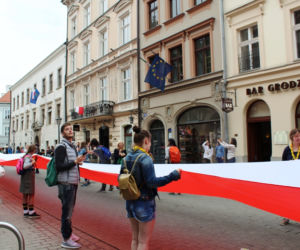 Od Bramy Floriańskiej do Wawelu: Kraków pobił rekord na najdłuższą flagę Polski! [ZDJĘCIA]