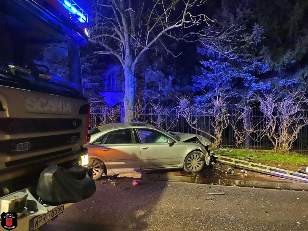 Betonowy słup pękł jak zapałka. Dramatyczny wypadek w Brwinowie, kierowca pijany