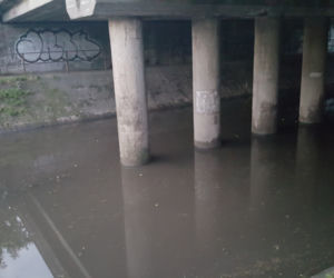 Ulewa w Bydgoszczy. Woda zalała ul. Brzechwy pod wiaduktem kolejowym [ZDJĘCIA]