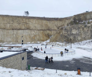 Niezwykłe lodowisko w kamieniołomie niedaleko od Krakowa. To idealne miejsce na ferie!