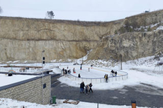 Niezwykłe lodowisko w kamieniołomie niedaleko od Krakowa. To idealne miejsce na ferie!