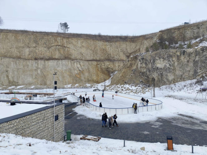 Niezwykłe lodowisko w kamieniołomie niedaleko od Krakowa. To idealne miejsce na ferie!