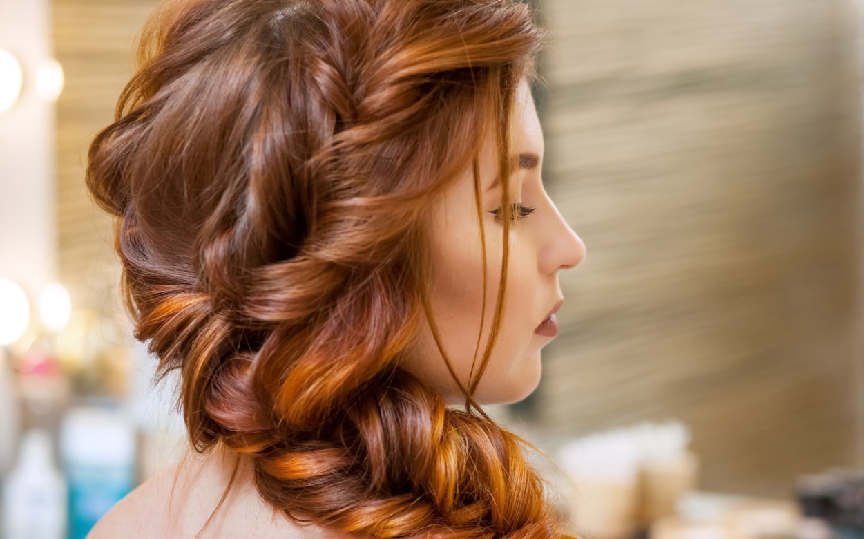modne fryzury damskie na Boże Narodzenie 2021 