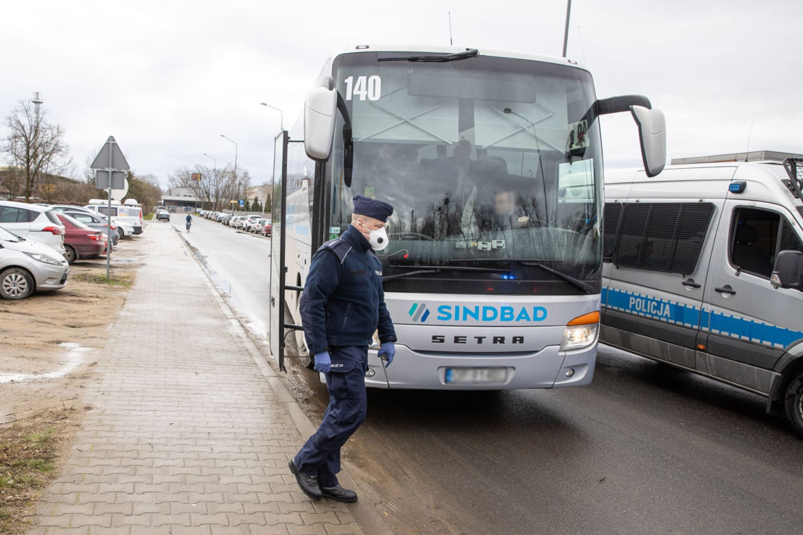 Autokar ESKORTOWANY przez policję! Powód? Podejrzenie koronawirusa!