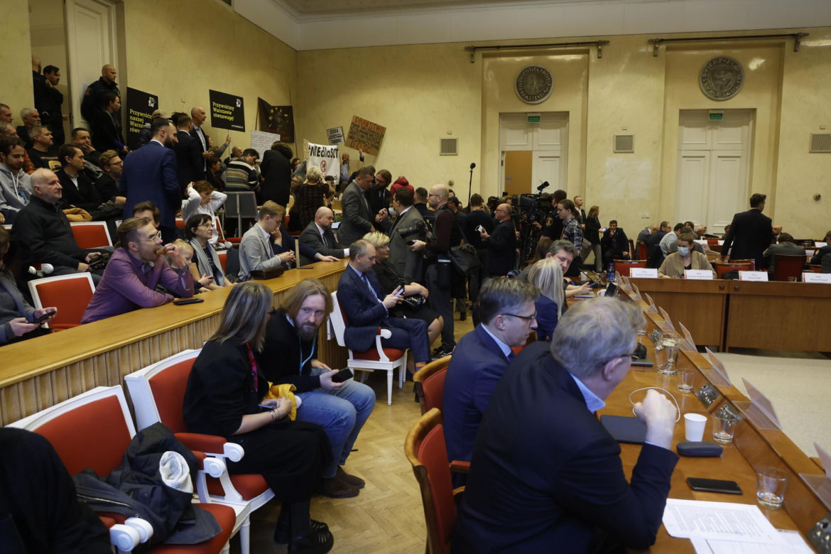 Awantura na sesji rady Warszawy o Strefę Czystego Transportu 