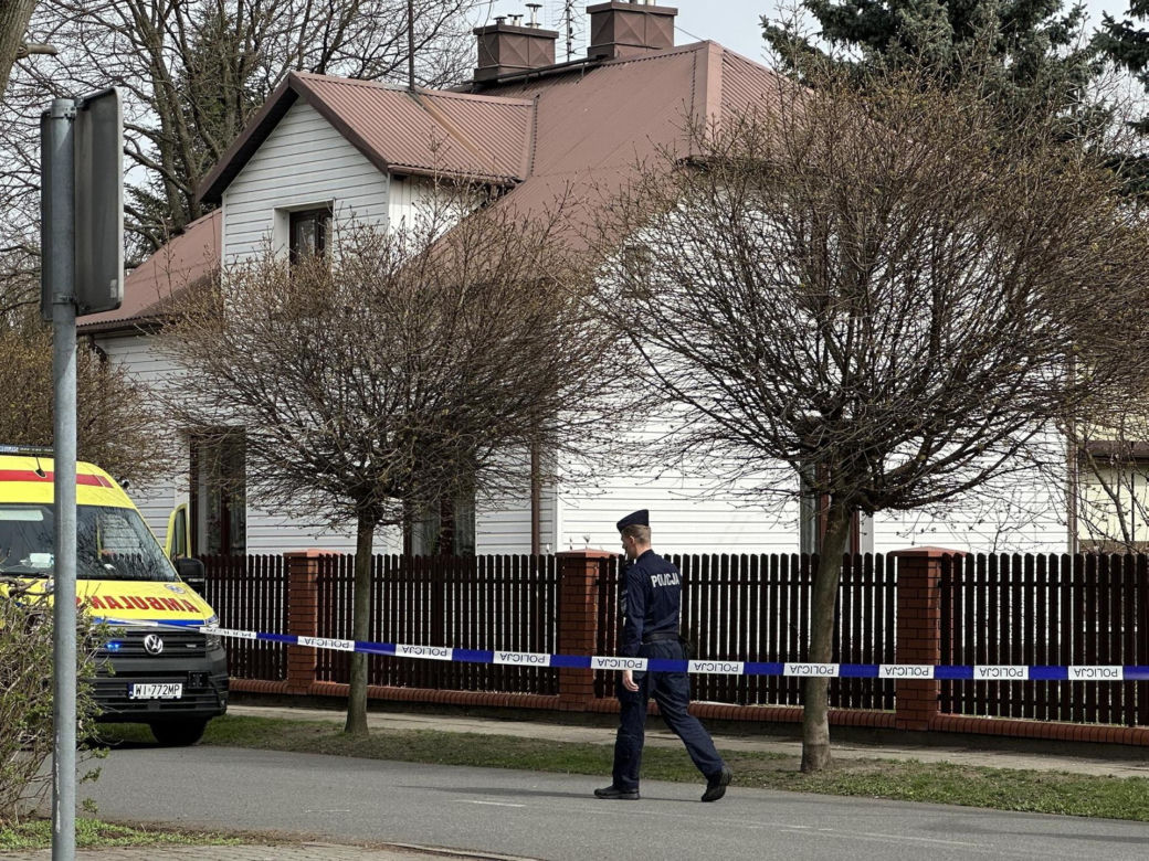 „Sztuczną szczękę wepchnięto jej do gardła”. Przerażające ustalenia. W mieszkaniu w Warszawie znaleziono cztery ciała