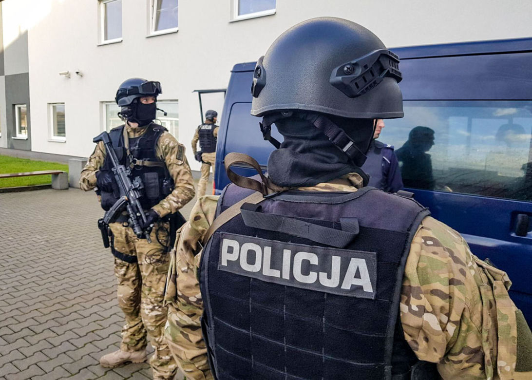 Lubuskie. Aż dwa busy antyterrorystów konwojowały zatrzymanego groźnego  gangstera