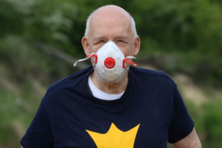 Janusz Korwin-Mikke zakażony koronawirusem. Zdradził jak się czuje