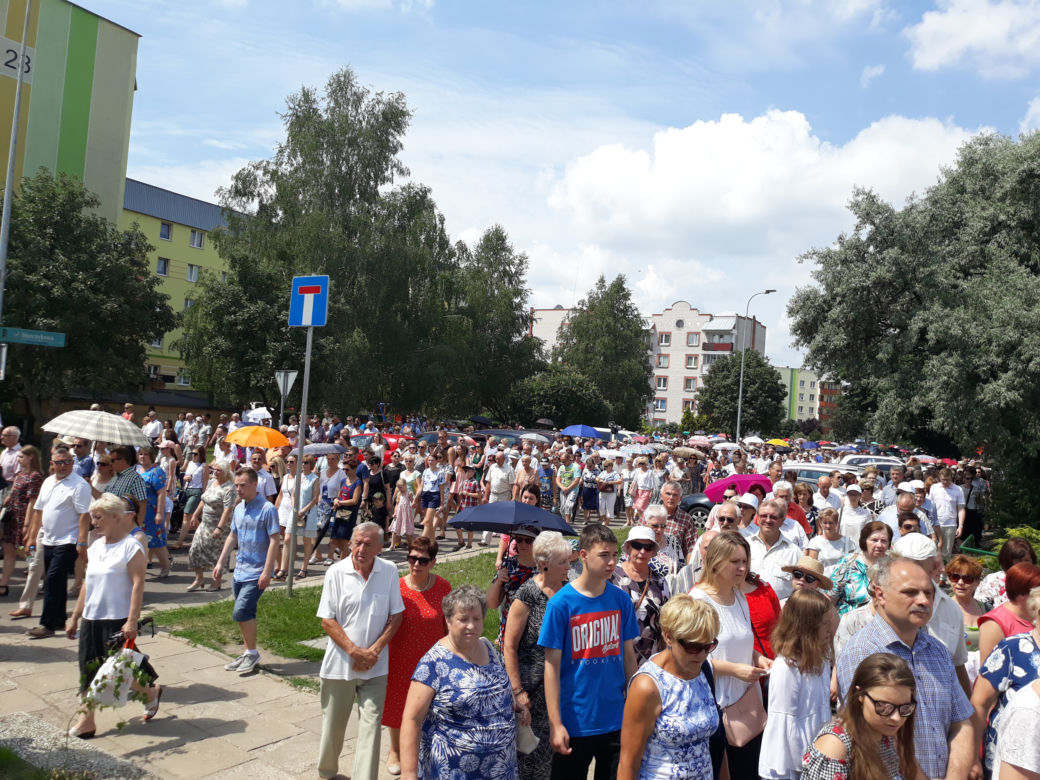 Białystok. Boże Ciało 2019. Wspólna procesja dwóch parafii: św. Jadwigi i NMP z Guadalupe
