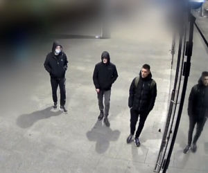 Rozbój pod galerią handlową we Wrocławiu. Wyrwali telefon i grozili pobiciem
