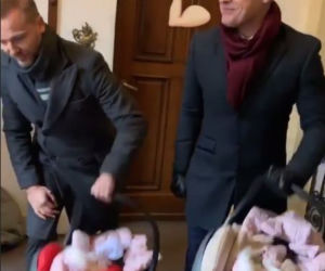 M jak miłość. Piotrek (Marcin Mroczek), Andrzej Budzyński (Krystian Wieczorek) na chrzcinach bliźniaczek